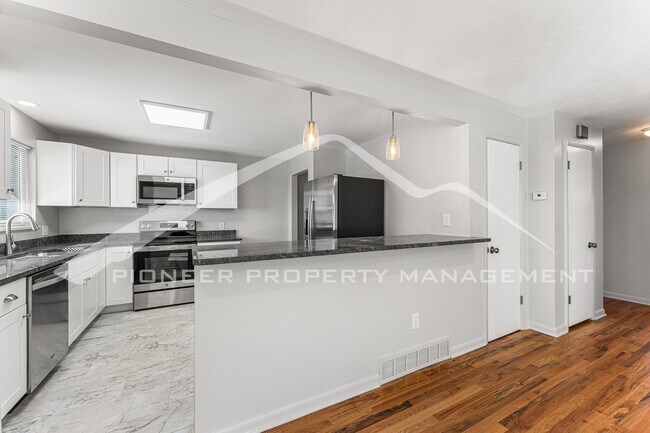 Foto del edificio - Newly Renovated Half-Duplex with Huge Fenc...