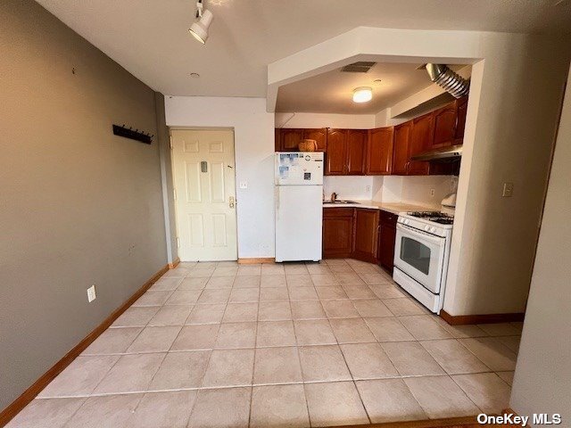 Building Photo - 102-14 Lewis Ave