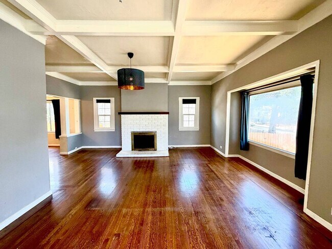 Foto del edificio - Amazing 3 Bedroom, 2 Bath Home with Gated Entry and Extra Studio