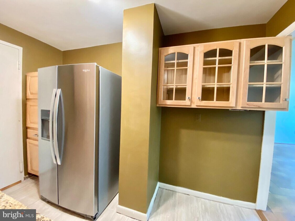 10401 Grosvenor Pl Unit 210, Rockville, MD 20852 Room for Rent in