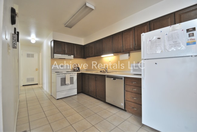 Building Photo - 240 E 400 N