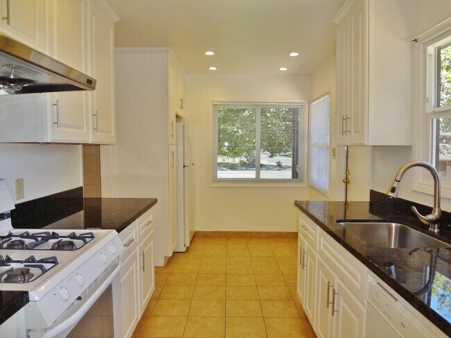 Building Photo - 442 E Ferndale Ave