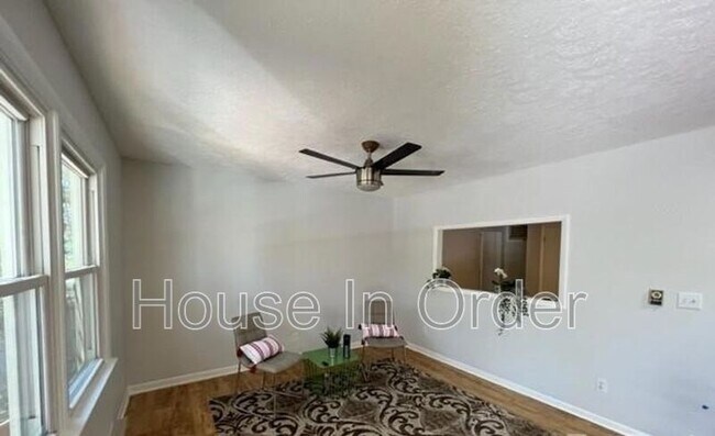 Foto del edificio - 220 Meredith Lp