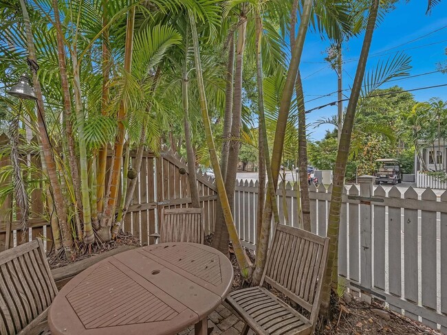 Building Photo - Beautiful Old Town Conch Cottage!