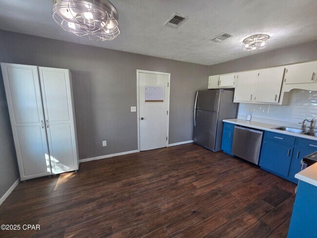 Building Photo - 209 S Maryella Ave