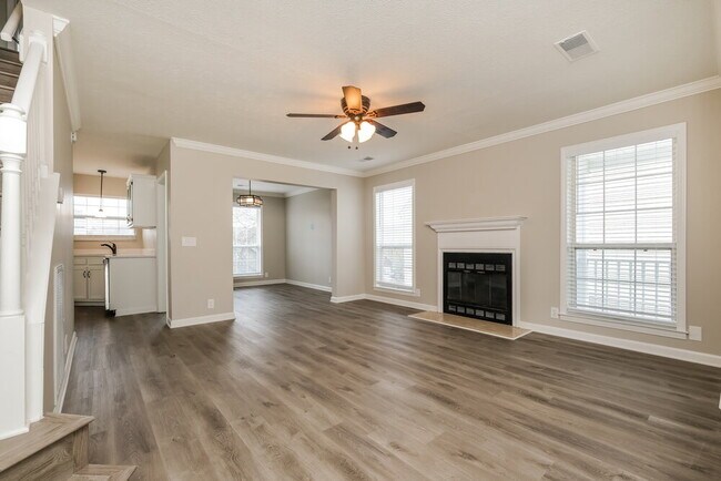 Foto del edificio - 3102 Creekview Ln