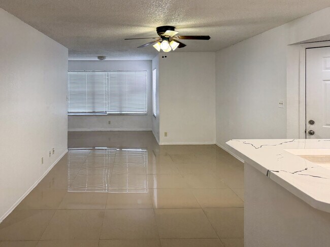 Foto del edificio - 2946 S University Dr