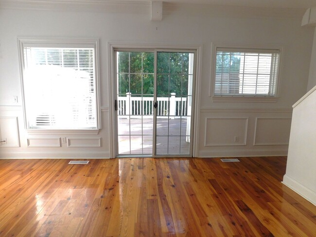 Building Photo - Lovely Townhome Available In Yacht Cove