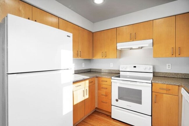 Building Photo - HOLIDAY SPECIAL 1 MONTH FREE RENT!!!! Welcome to The Willows! Tandem garage!