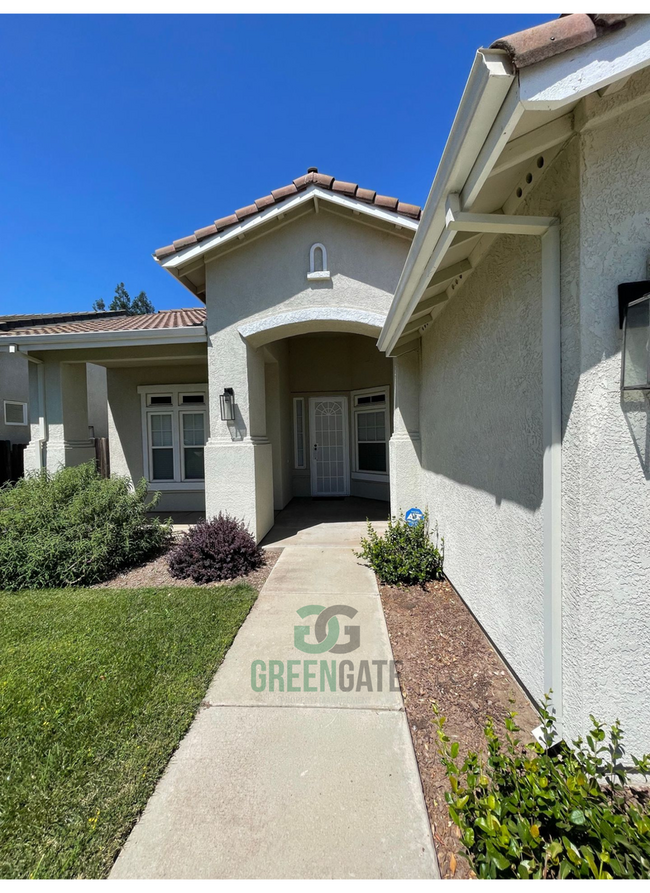 Building Photo - Gorgeous NorthEast Modesto 4 Bedroom Modes...