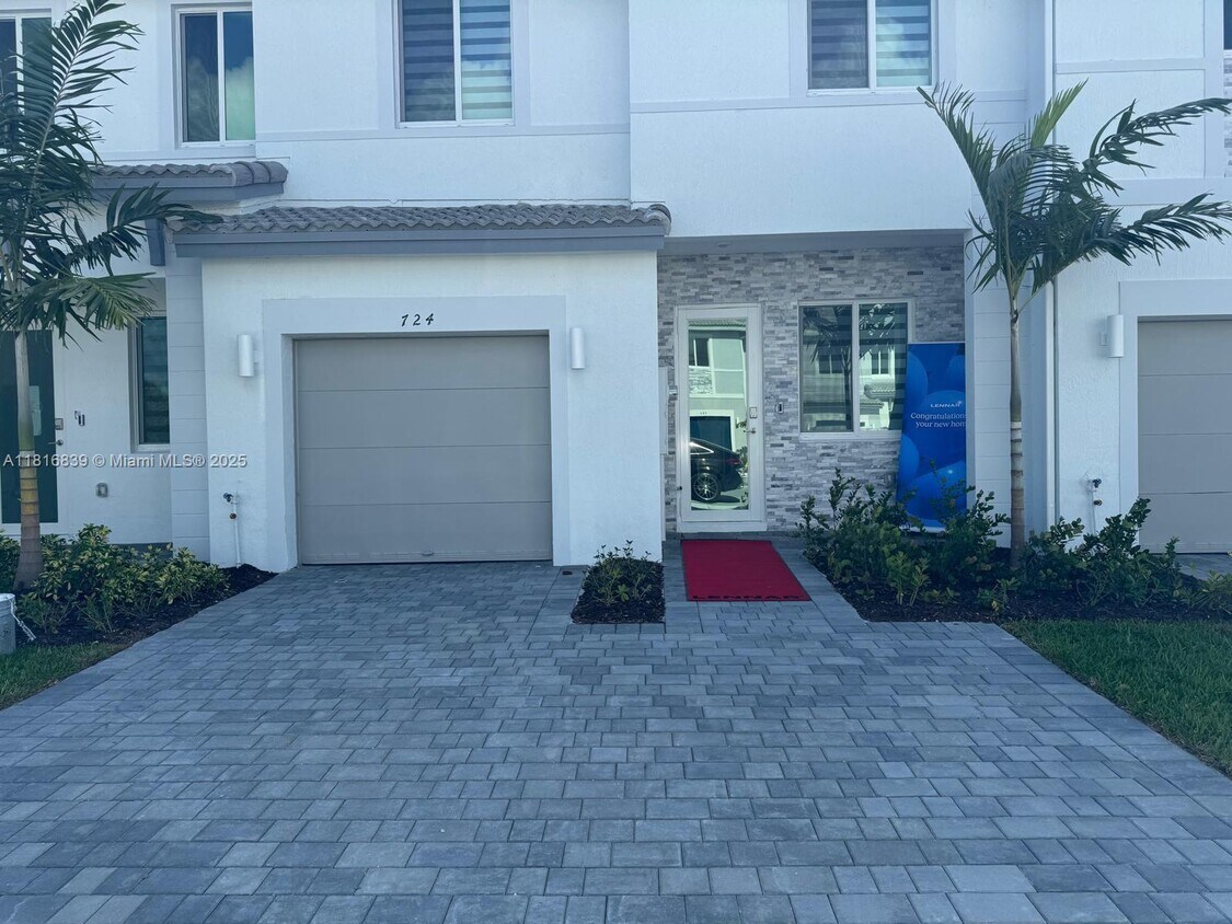 Foto principal - 724 SE 13th St Cir