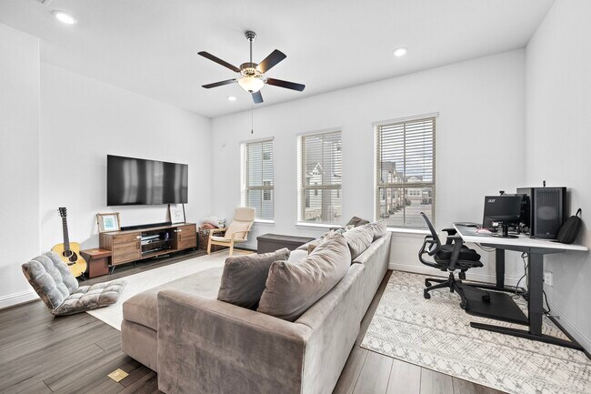 Building Photo - 11008 Mikula Dr