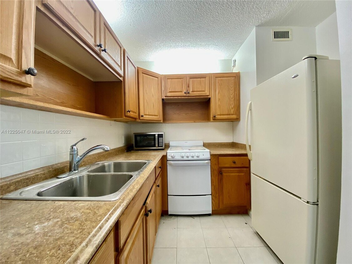 22 SE 3rd Terrace Unit 21, Dania Beach, FL 33004 Condo for Rent in
