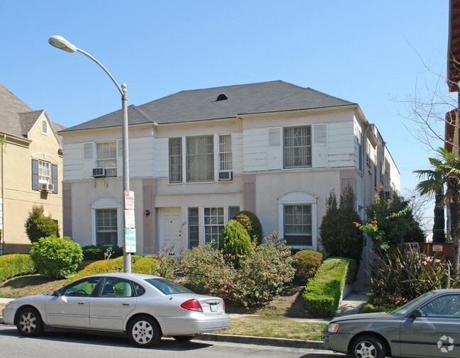Building Photo - 140 S Reeves Dr