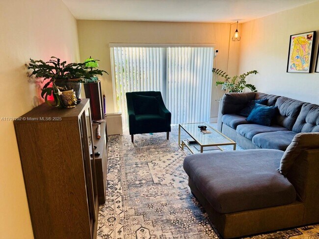 Foto del edificio - 7348 SW 82nd St