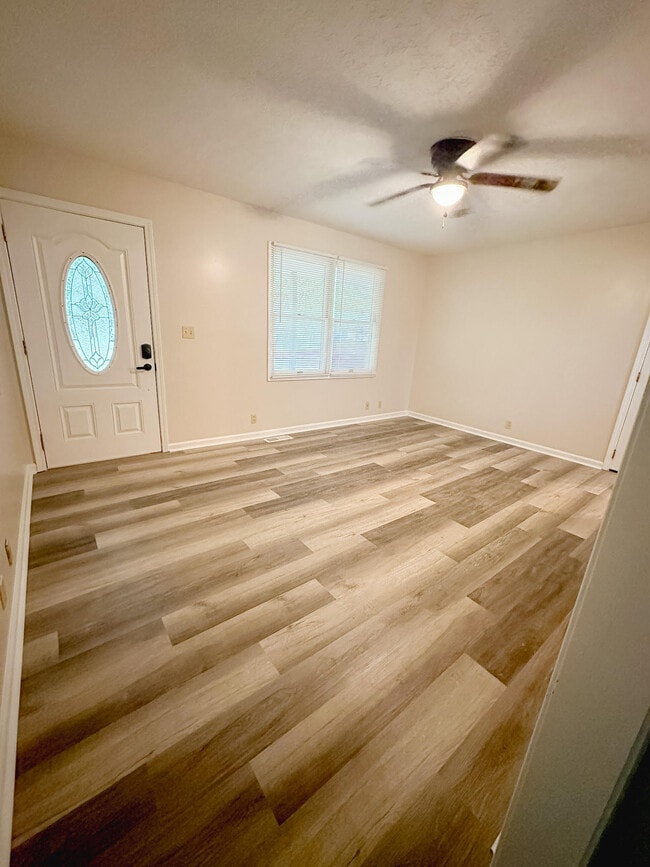 Building Photo - 706 E 15th St