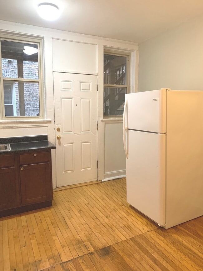 Building Photo - 832 W Sunnyside Ave