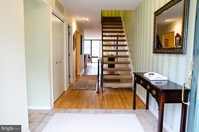 Building Photo - 10 Hampshire Woods Ct
