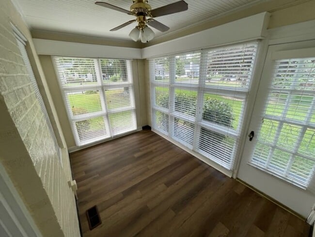 Building Photo - 4 Bedroom 2 bath home with garage in beaut...