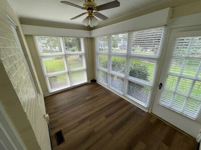 Foto del edificio - 4 Bedroom 2 bath home with garage in beautiful downtown Graham!
