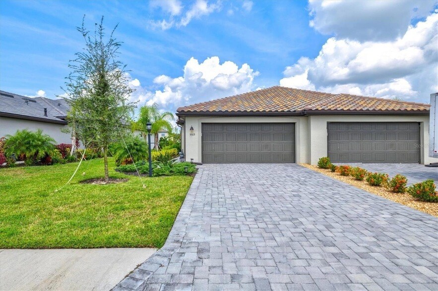 Foto principal - 15519 Sunny Day Dr