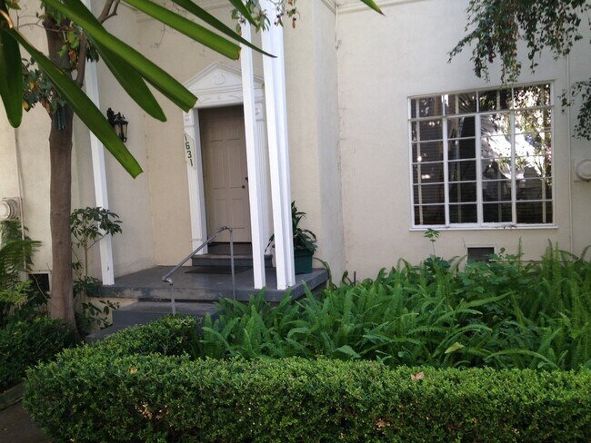 Foto del edificio - 1631 Rodney Dr