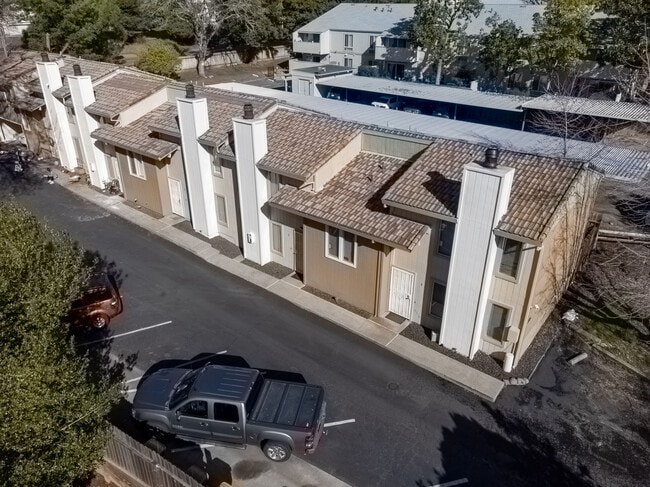 Building Photo - 3105 Garden Cir