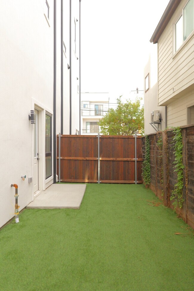 Photo - 4200 Munger Ave Townhome