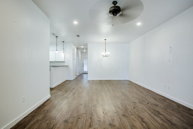 Building Photo - Perfect 2 Bedroom, 2 Bath!