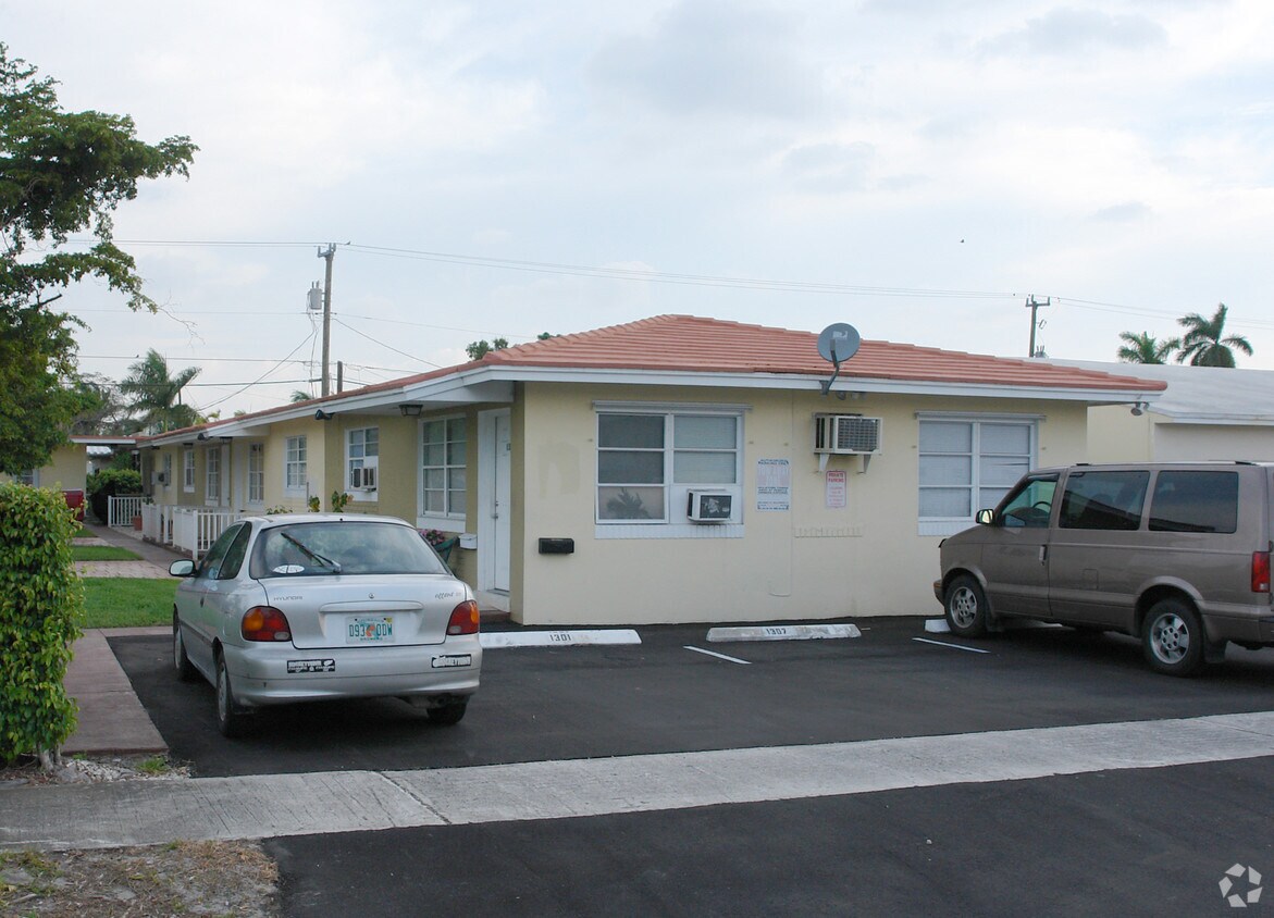 Primary Photo - 1301-1309 N 19th Ave