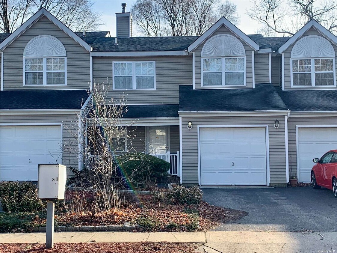 35 Cedar St, Central Islip, NY 11722 Townhome Rentals in Central