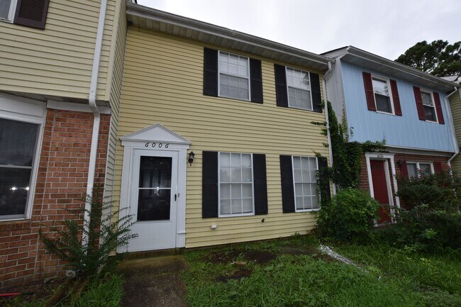 Building Photo - 2 Bedroom Virginia Beach Townhome