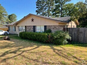 Building Photo - 10556 Rolling Pines Dr