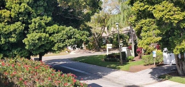 Foto del edificio - 5210 Wedgewood Ln