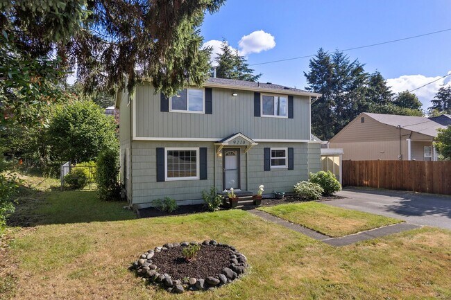 Building Photo - Remodeled 3-Bedroom Home Near American Lake!