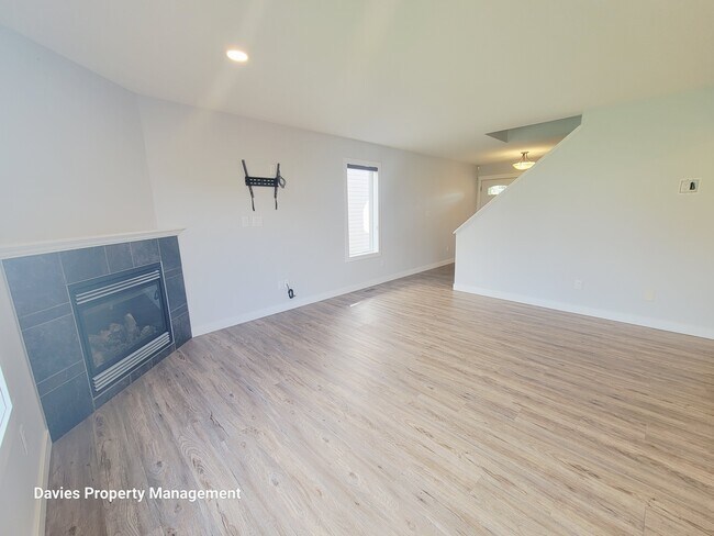 Photo du bâtiment - 17348-17348 8 Ave SW