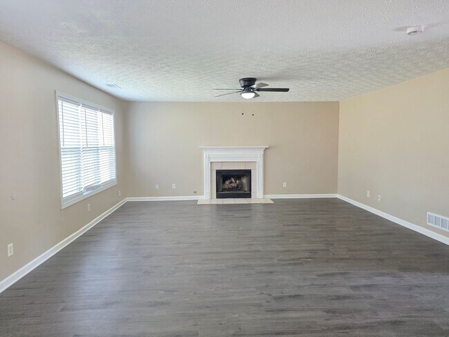 Building Photo - Don't miss out on this updated 3 bed 2.5 bath home located in Hiram