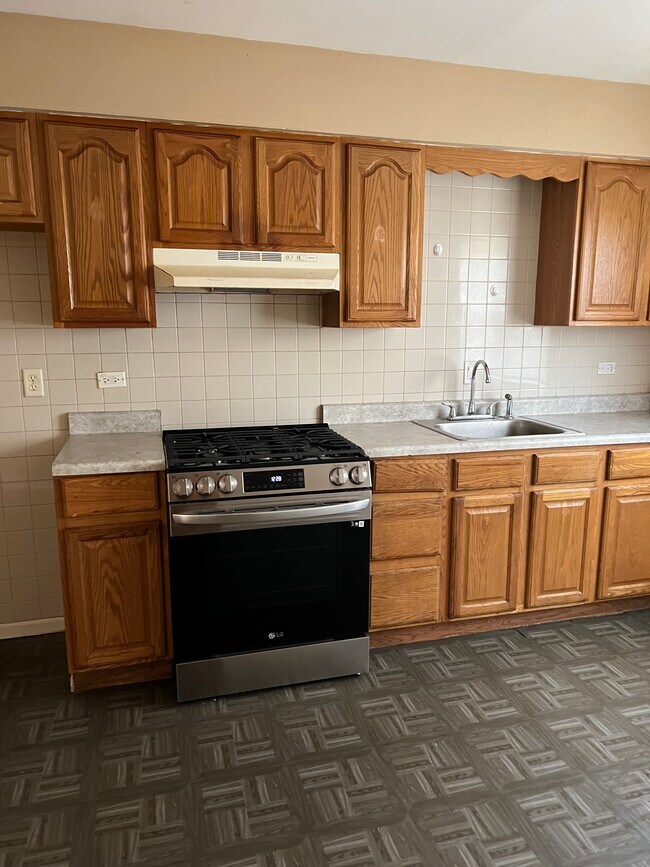 Kitchen - new stove - 1215 Division St