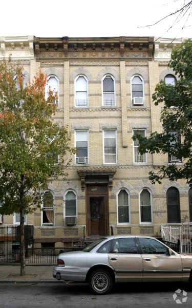 Primary Photo - 1352 Hancock St