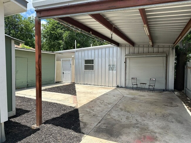 Foto del edificio - 2-BEDROOM *ALL UTILITIES INCLUDED*