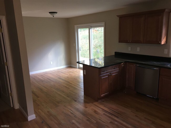 Building Photo - 3 br, 2 bath Duplex - 21 Pinehurst St Unit A