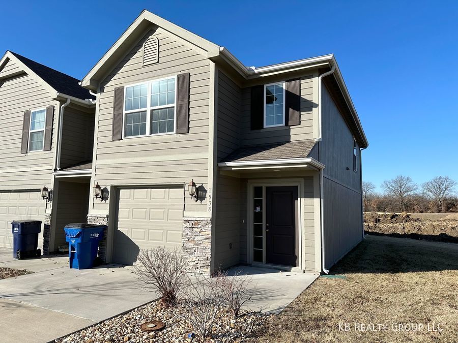 1538 NE Erin Ct, Grain Valley, MO 64029 Townhome Rentals in Grain