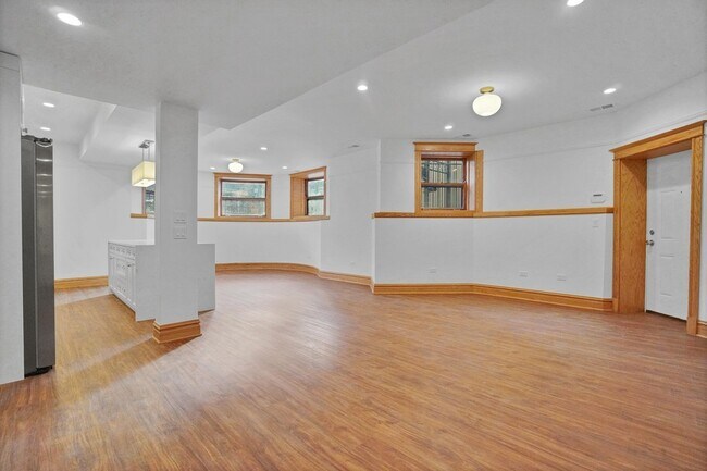 Building Photo - 664 W Wellington Ave