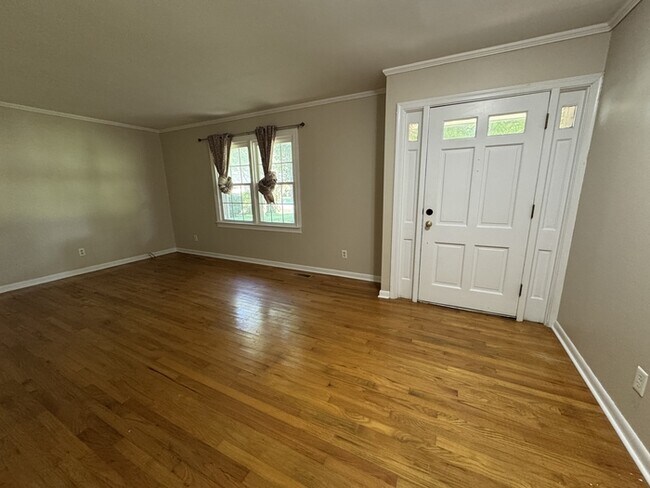 Foto del edificio - Look and lease-corner lot! Renovated!