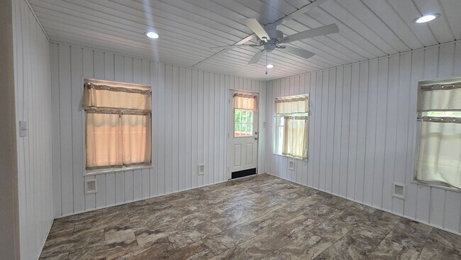 Building Photo - 650 E Raynor Dr