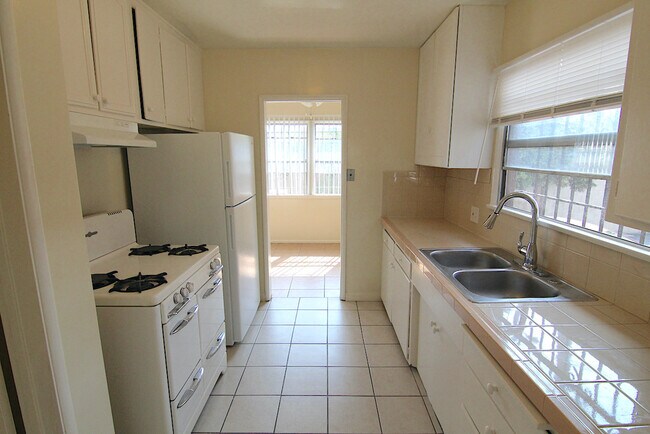 Building Photo - 1316 Centinela Ave