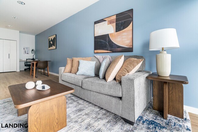 Building Photo - 221 E Oak St