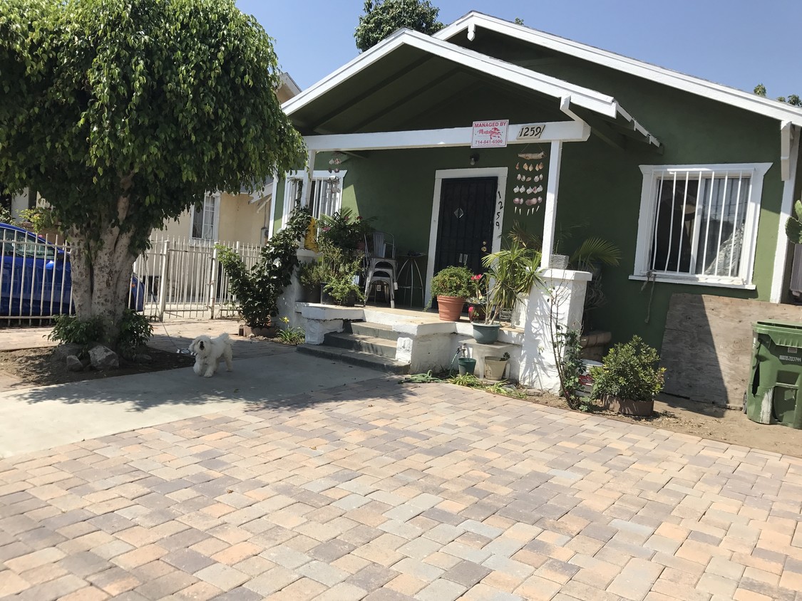 Primary Photo - Triplex Central Alameda
