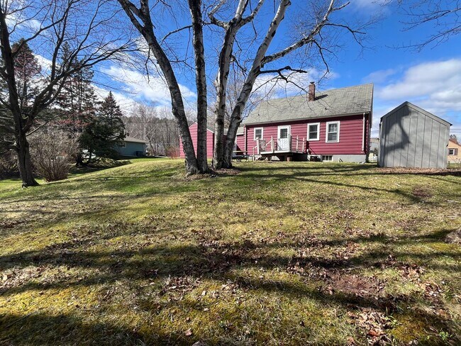 Building Photo - Spacious 2 Bedroom, 1 Bath Home with Garag...