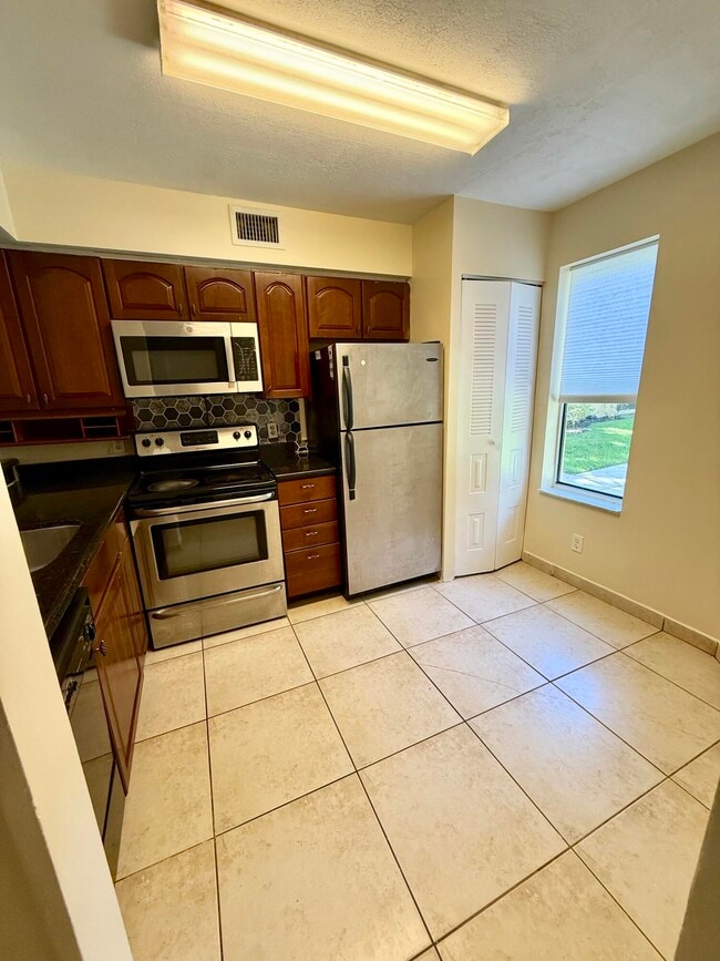 Building Photo - 968 Coral Club Dr